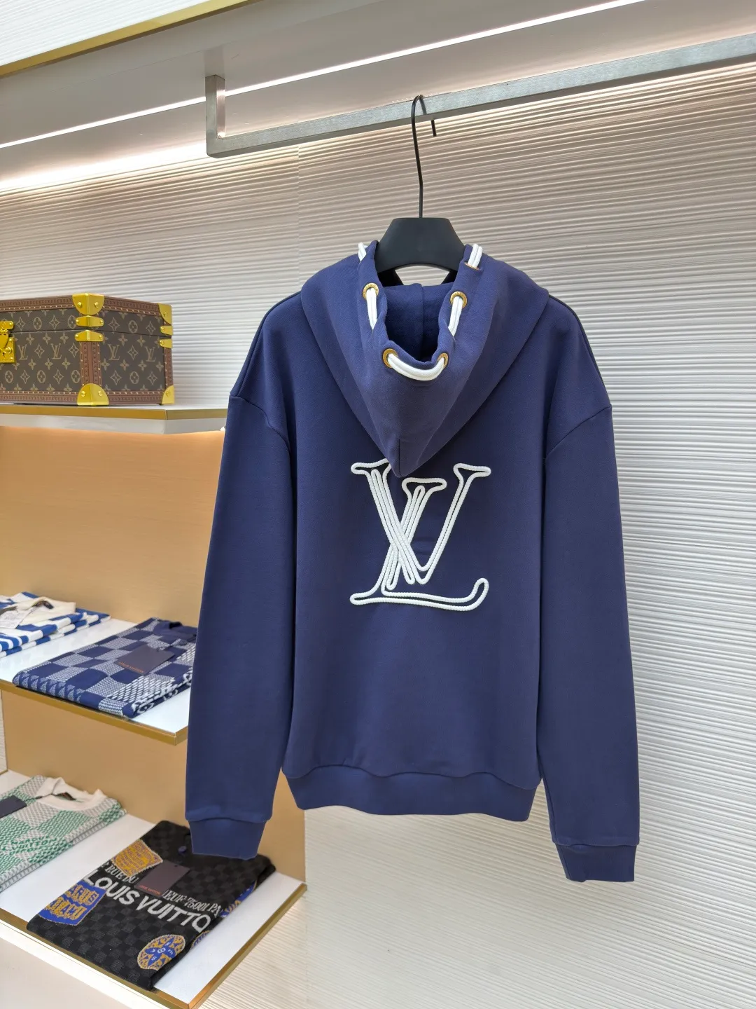 LOUIS VUITTON Rope embroidery contrast color hooded rope sweatshirt ●Authentic product: purchased and developed by 14100 ●Item number: 1680235-B50 ●Fabric: polyester mercerized fabric ●Technology: embroidery production ●Version: fitted version ●Weight: about 885 grams ●Size: XS-S-M-L ●Description: Made of 32s double-ply cotton David's cloth, matched with 26s double-kill horizontal machine to weave threads, the front panel is embroidered with Tajima embroidery machine imported from Japan, polyester silk light short stitch flat embroidery, the back panel is embroidered with a special rope 0.6cm The thickness of the double-strand core-spun cotton rope is encrypted, and it is bundled with fish silk thread for embroidery. The ends and ends of the rope are all hidden under the pattern by hand. Large-size round eyelets are molded and punched by hand. The eyelet pendant clock is all made of bronze and barrel-plated with antique gold. The overall wiring is straight and delicate, the fabric is comfortable and soft, and the color is consistent without color difference. It can be matched with the same style to create a fashionable look and control various occasions. Customized accessories, complete with three standards, same style for men and women!